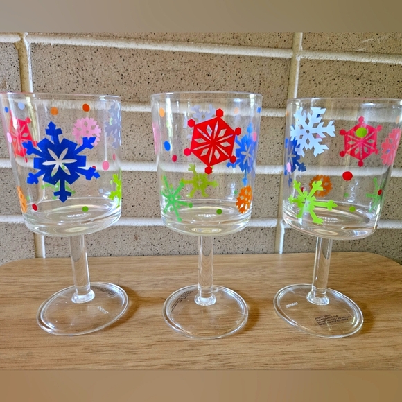 ❄️ Snowflake Glasses | Set of 3 | Plastic | Wine | Drinkware | Holiday | Winter - Picture 2 of 5
